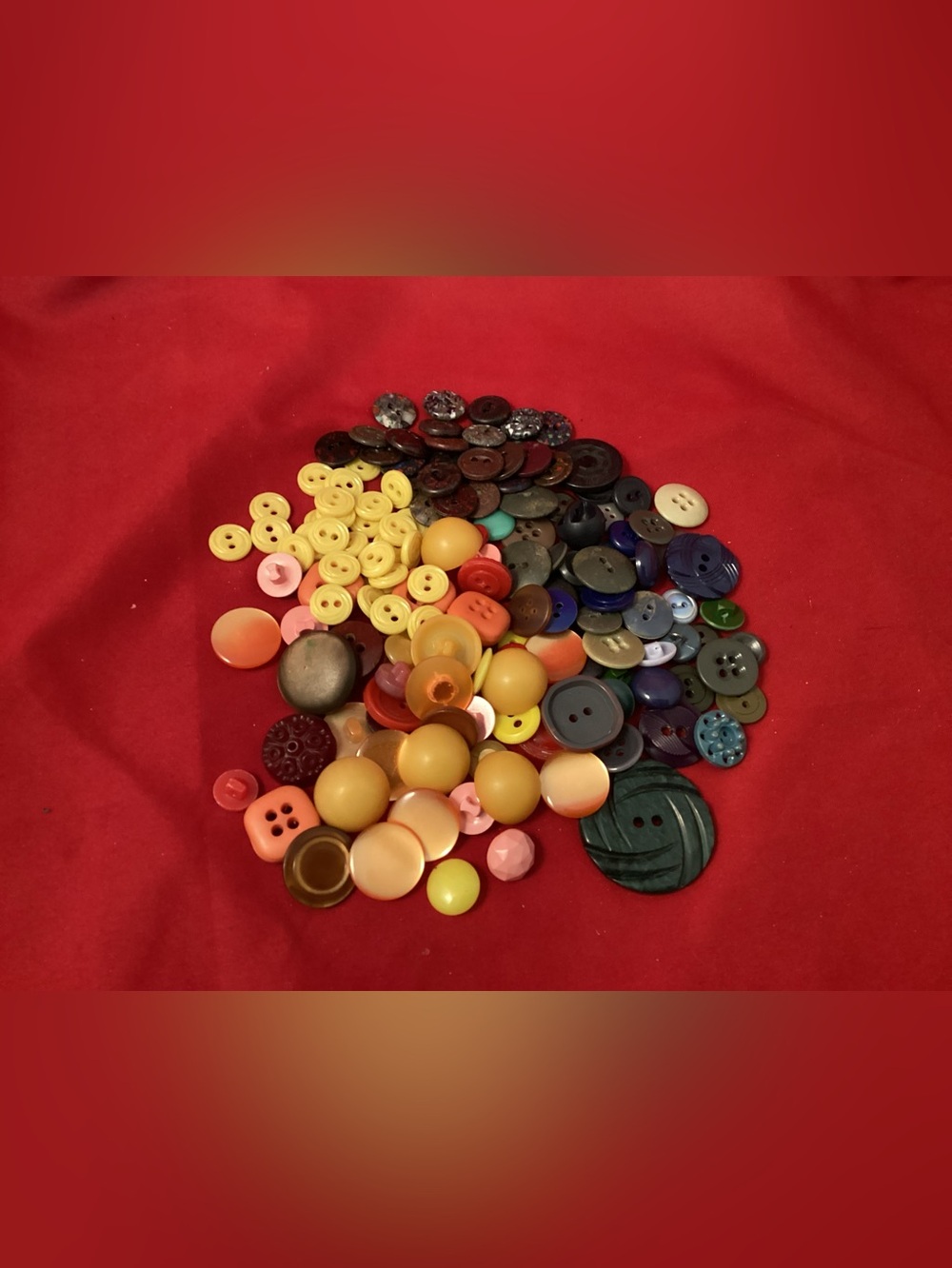 101 grams of colorful sewing buttons lot